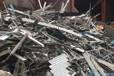 スクラップ木材廃棄物の山を火に燃やしています 長時間露光撮影のテクニック の写真素材 画像素材 Image 65511574