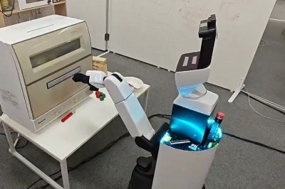 AIとともに／AIロボット協会　働くロボ、操縦に挑む