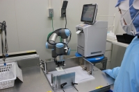 ロボットと働く／幸栄物産　2機連携、食肉袋にラベル貼り