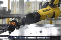 ロボットと働く／河村電器産業・郡山工場　板金工程でバリ取り省力化