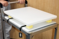 台車に固定し振動防止　ナベヤ、精密部品搬送向け器具発売